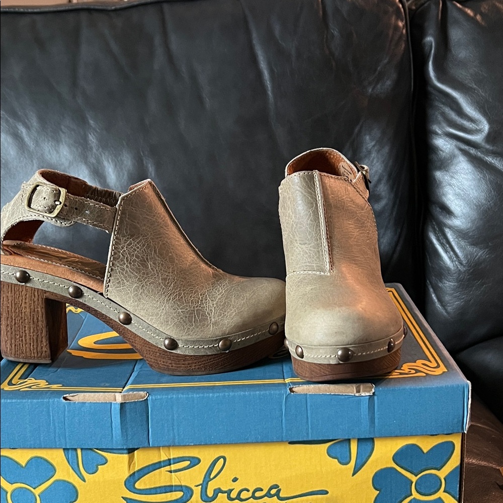 Sbicca Beige Leather Mules with Wooden Heel (Brand New) - Picture 3 of 9